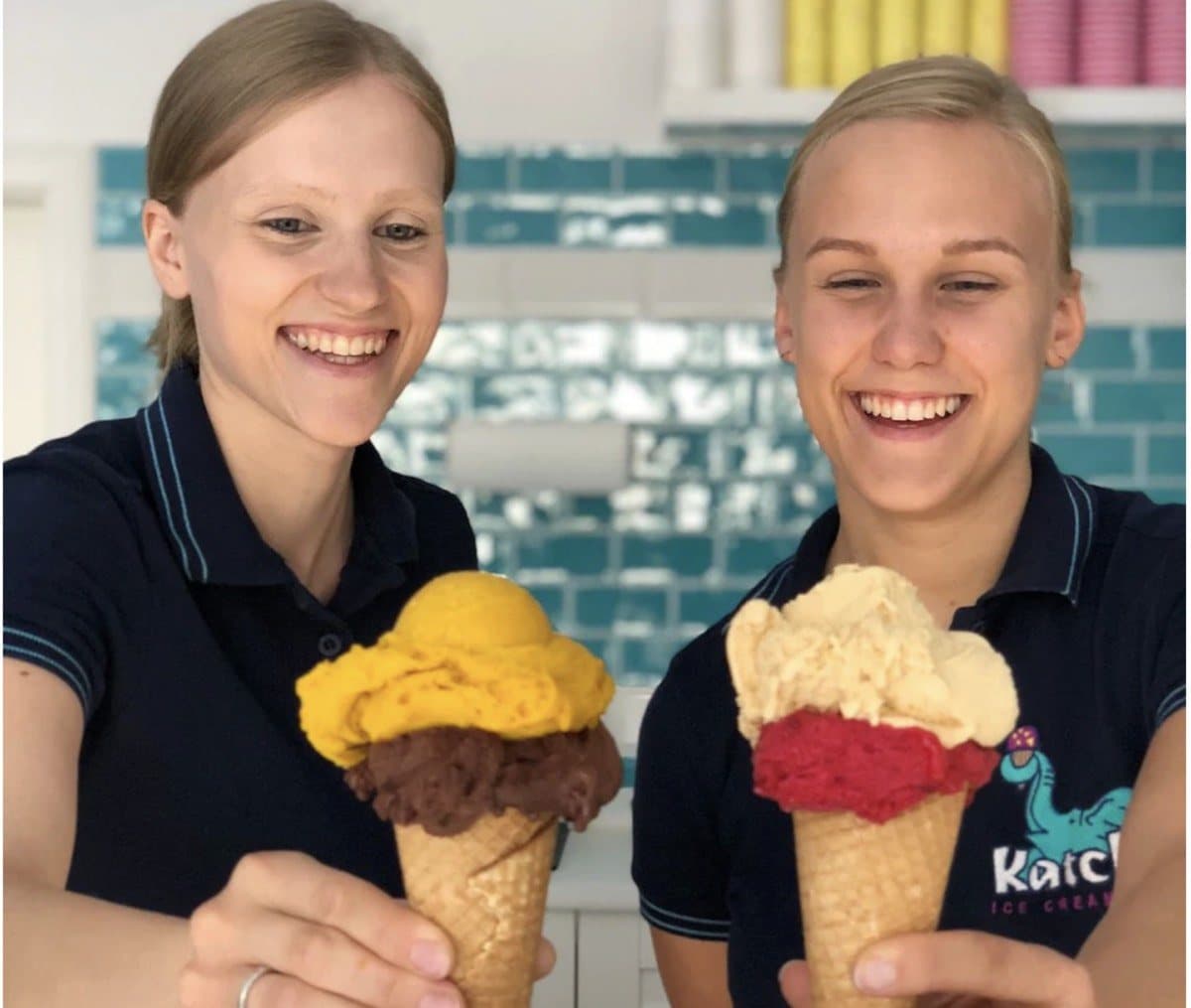 Zwei Katchi-Kolleginnen mit Eiswaffeln im Laden