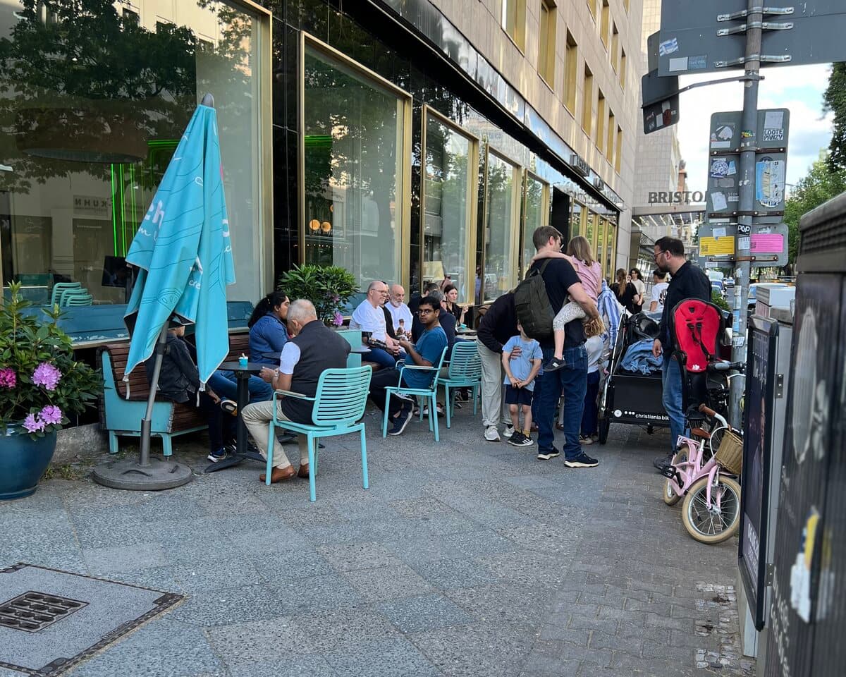 Gäste auf der Terrasse vor einer Katchi-Eisdiele in Berlin