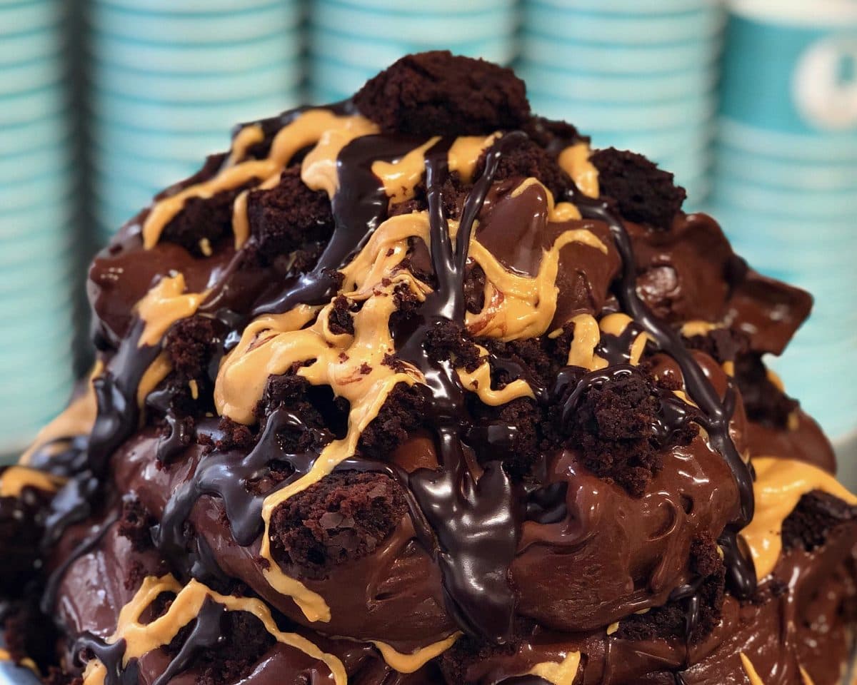 Willy-Wonka-Eis mit Brownie und Erdnusssauce