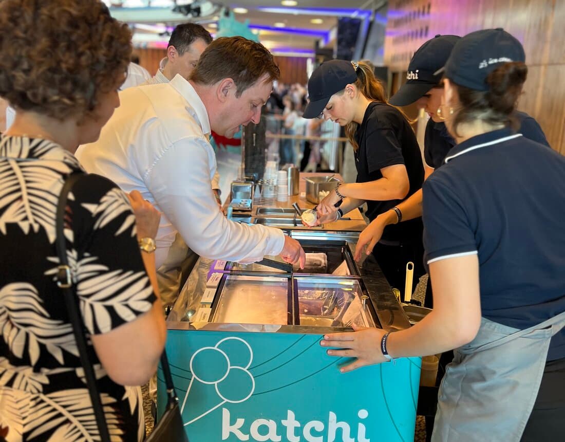 Katchi-Team serviert Eis an der Vitrine auf einem Firmenevent